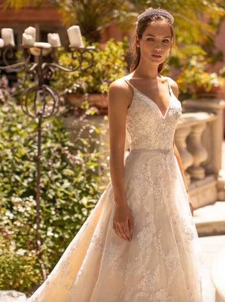 Unleash your inner goddess with the Robe Crystal, a luxury bridal gown adorned with dazzling crystal accents. Its soft and flowing long sleeves and striking mermaid silhouette will have you feeling beautiful and graceful as you make your grand entrance. Elevate your special day with this stunning and elegant robe.