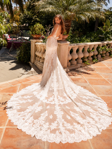 Unleash your inner princess with the Robe Maddie bridal gown. Its elegant design is fit for a fairy tale, featuring exquisite embroidery and a stunning train length. Make your special day even more unforgettable with this beautiful piece.