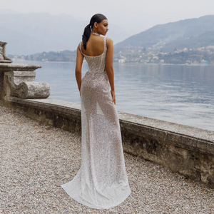 Step into elegance with the Robe Vianne. Featuring a stunning shiny silver mermaid silhouette, this bridal robe is the perfect choice for a sophisticated and glamorous look. Indulge in luxury on your special day and stand out in style with this beautiful piece.