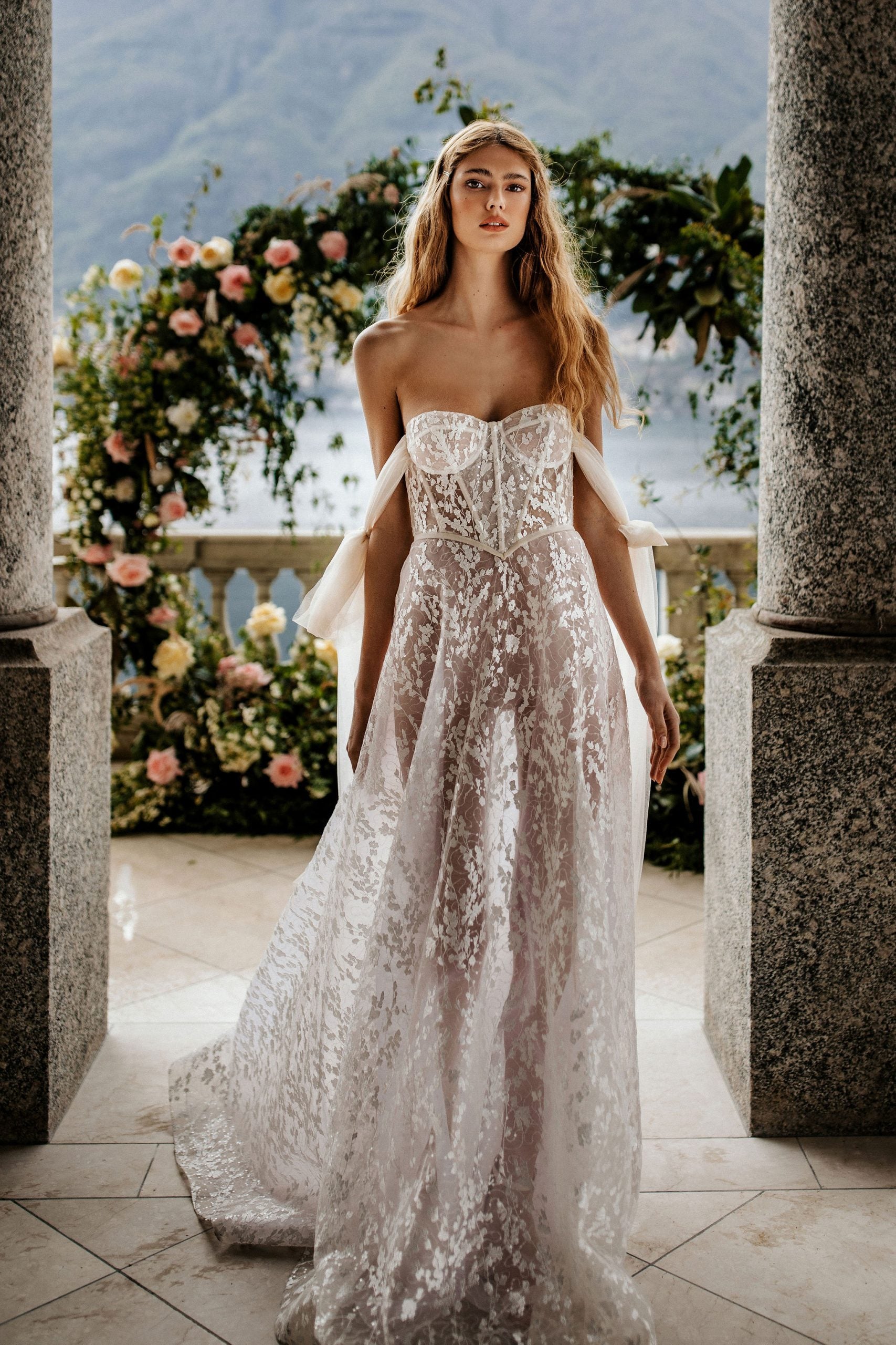 Treat yourself to the elegance and luxury of Robe Margarethe! Its unique floral pattern and perfect silhouette are sure to turn heads and make you look stunning on your special day! Feel beautiful and blissful in this gorgeous wedding dress!