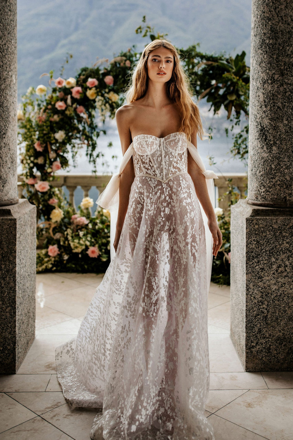 Treat yourself to the elegance and luxury of Robe Margarethe! Its unique floral pattern and perfect silhouette are sure to turn heads and make you look stunning on your special day! Feel beautiful and blissful in this gorgeous wedding dress!