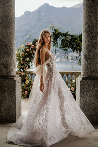 Treat yourself to the elegance and luxury of Robe Margarethe! Its unique floral pattern and perfect silhouette are sure to turn heads and make you look stunning on your special day! Feel beautiful and blissful in this gorgeous wedding dress!