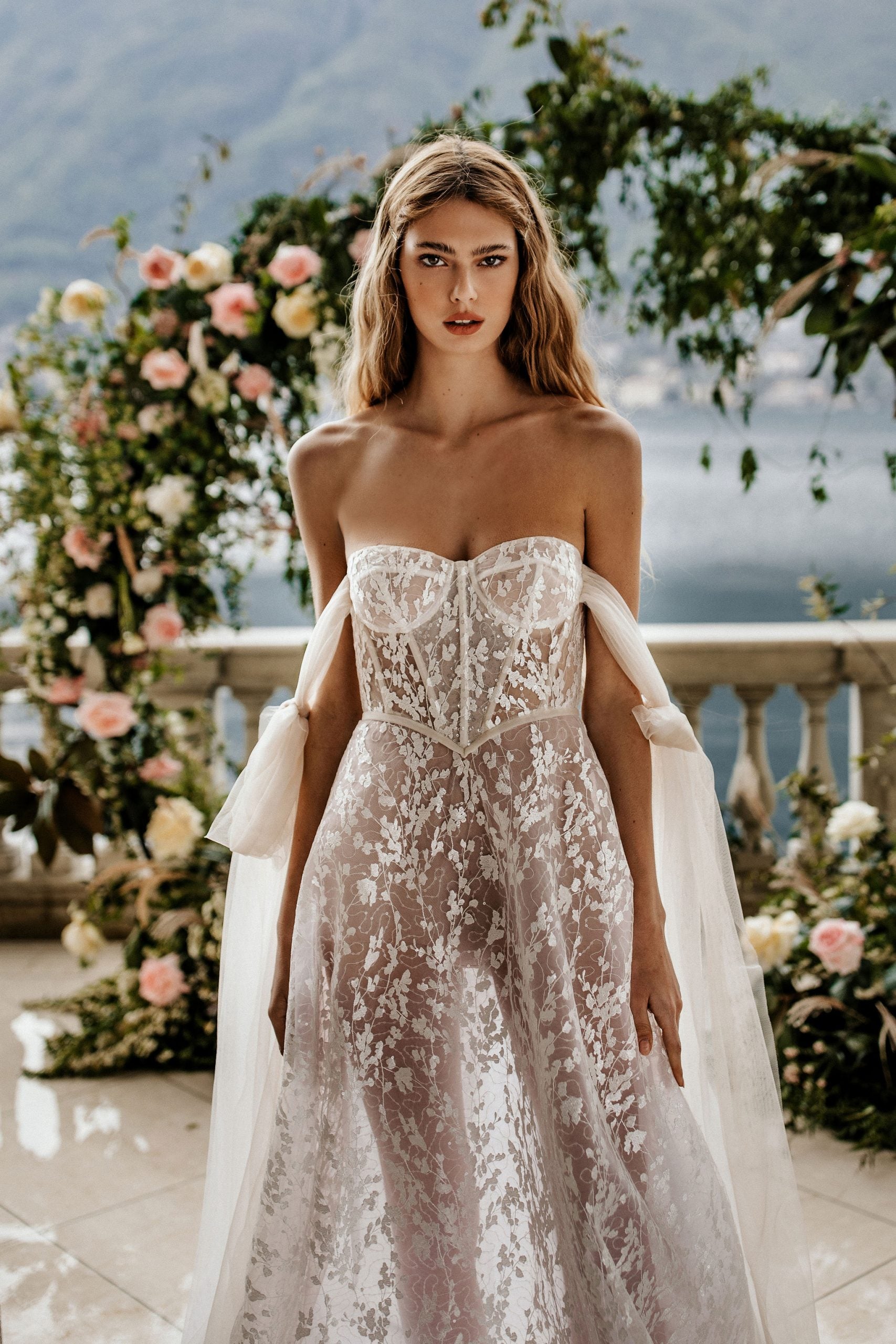 Treat yourself to the elegance and luxury of Robe Margarethe! Its unique floral pattern and perfect silhouette are sure to turn heads and make you look stunning on your special day! Feel beautiful and blissful in this gorgeous wedding dress!