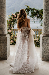 Treat yourself to the elegance and luxury of Robe Margarethe! Its unique floral pattern and perfect silhouette are sure to turn heads and make you look stunning on your special day! Feel beautiful and blissful in this gorgeous wedding dress!