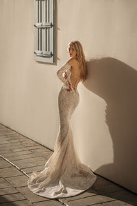 Elevate your wedding look to the next level with the Robe Luciane. Crafted from delicate fabric and featuring embroidered lace, princess pearls, and a timeless silhouette, this white wedding gown is sure to be a show-stopper! Slip it on and get ready to say "I do!" in style!