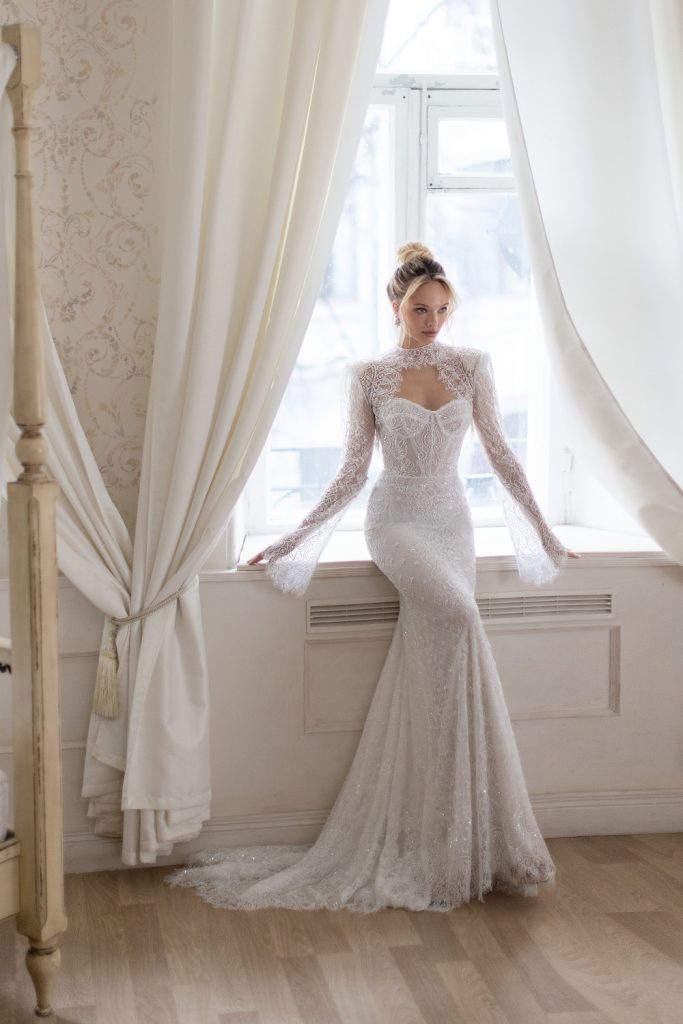 Be the bride of your dreams in the Robe Ilina! With its exquisite fantasy shinning fabric, you'll shine as bright as your vows. Make a statement in your ceremony and look as beautiful as ever! Transform your wedding into a fairy tale and look stunning in the Robe Ilina!