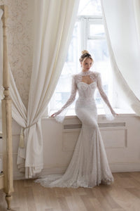 Be the bride of your dreams in the Robe Ilina! With its exquisite fantasy shinning fabric, you'll shine as bright as your vows. Make a statement in your ceremony and look as beautiful as ever! Transform your wedding into a fairy tale and look stunning in the Robe Ilina!
