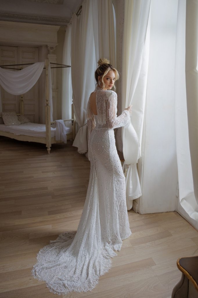 Be the bride of your dreams in the Robe Ilina! With its exquisite fantasy shinning fabric, you'll shine as bright as your vows. Make a statement in your ceremony and look as beautiful as ever! Transform your wedding into a fairy tale and look stunning in the Robe Ilina!