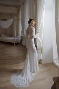 Be the bride of your dreams in the Robe Ilina! With its exquisite fantasy shinning fabric, you'll shine as bright as your vows. Make a statement in your ceremony and look as beautiful as ever! Transform your wedding into a fairy tale and look stunning in the Robe Ilina!