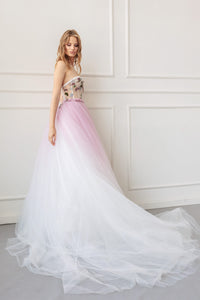 Look like a classic princess on your big day in the Robe Agnes. This stylish modern wedding gown brings timeless elegance with a modern twist to your special occasion. Fall in love with its romantic silhouette, sophisticated tailoring, and intricate lace detailing. Feel beautiful and truly unforgettable in this dreamy gown.