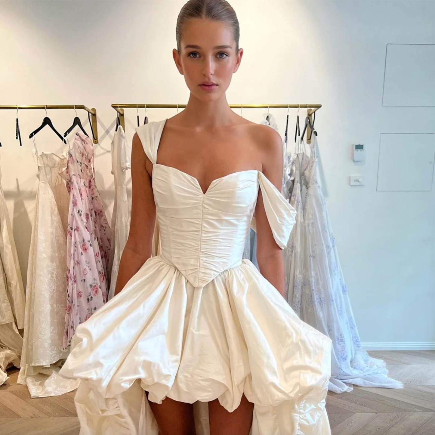 The Robe Camile is the perfect wedding dress for any bride-to-be. With its backless design and corset top, this gown will accentuate your figure and make you feel confident on your special day. Made for elegance and comfort, the dress is ideal for evening parties and formal events.
