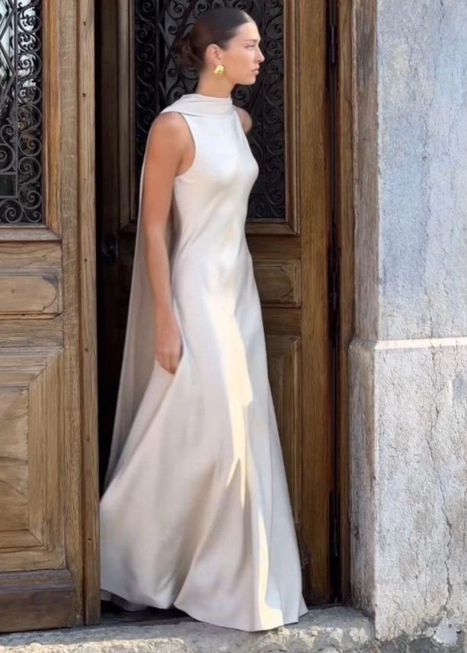 The Keira Dress symbolizes a new era, showcasing a modern and stylish update. The updated cage and midsole provide enhanced fit and stability, while the outsole offers improved grip for intense training. With an ivory color option, this dress combines durability and fashion in one.
