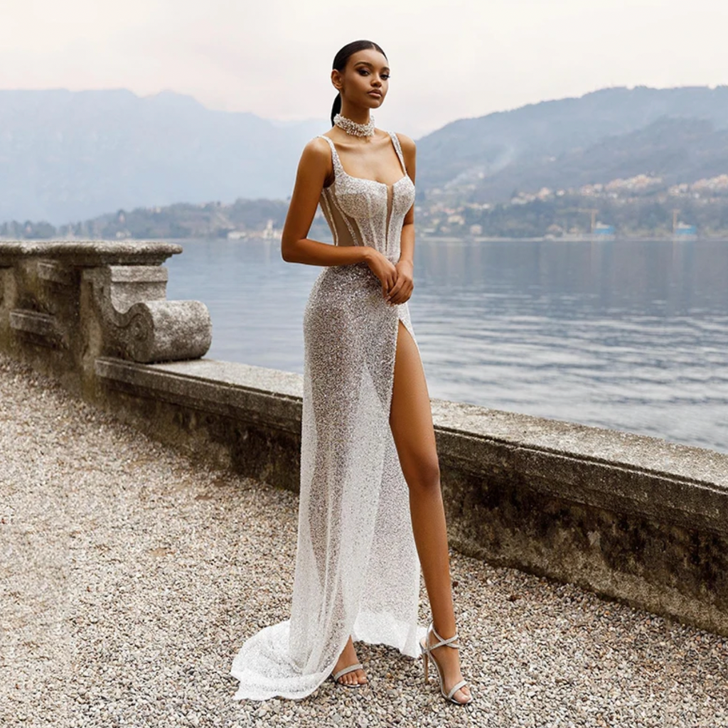 Step into elegance with the Robe Vianne. Featuring a stunning shiny silver mermaid silhouette, this bridal robe is the perfect choice for a sophisticated and glamorous look. Indulge in luxury on your special day and stand out in style with this beautiful piece.