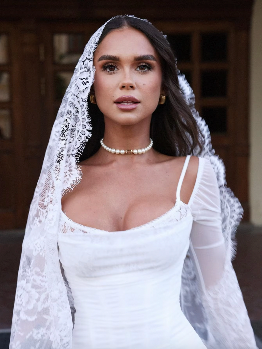 This elegant white lace dress is designed for special occasions, from birthday parties to weddings. The stretchy fabric and long sleeves provide both comfort and sophistication. Make a statement and feel confident in our must-have bridal dress.