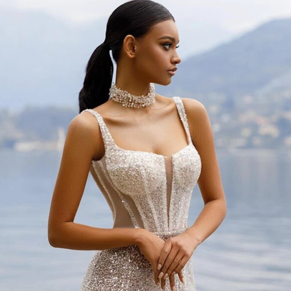 Step into elegance with the Robe Vianne. Featuring a stunning shiny silver mermaid silhouette, this bridal robe is the perfect choice for a sophisticated and glamorous look. Indulge in luxury on your special day and stand out in style with this beautiful piece.