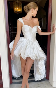 The Robe Camile is the perfect wedding dress for any bride-to-be. With its backless design and corset top, this gown will accentuate your figure and make you feel confident on your special day. Made for elegance and comfort, the dress is ideal for evening parties and formal events.