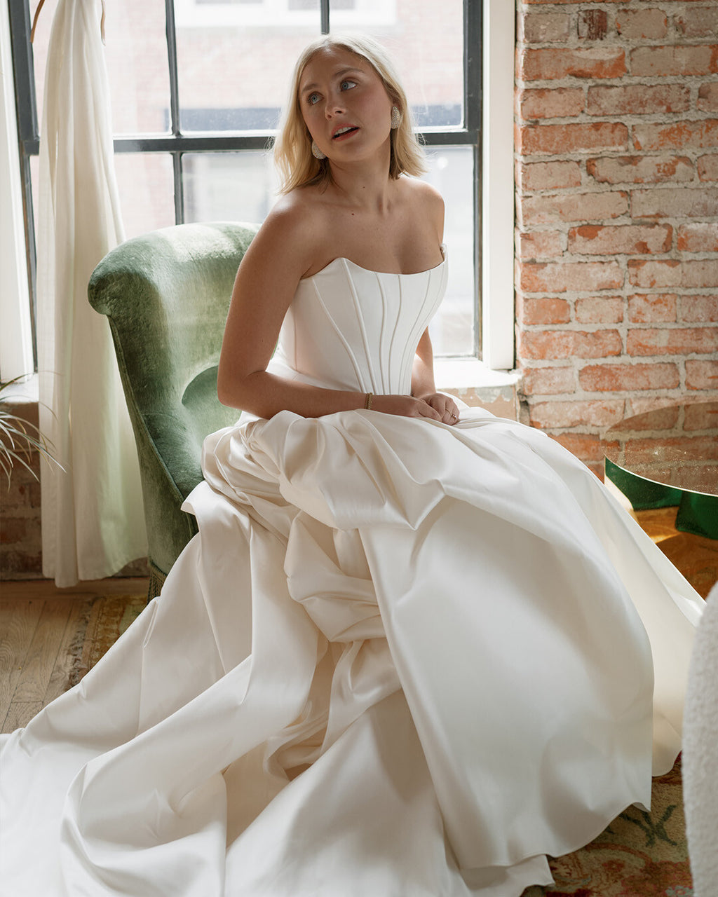 Indulge in the luxurious Arisa Gown: an exquisite dress featuring a minimalist design and made with high-quality fabrics like satin and mesh. The corset's off-shoulder straps create a stunning silhouette, while the versatile fitted and voluminous skirts allow for two elegant and sophisticated styles. In elegant ivory color.