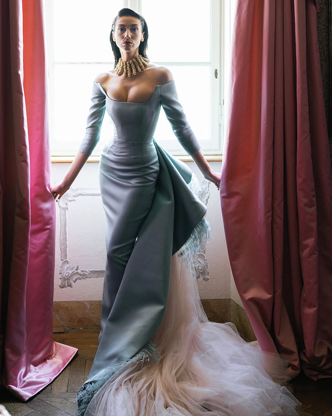 Indulge in pure elegance with the Jayne Gown. This striking piece features full-length sleeves and a delicate side train, adorned with luxurious feathers. Flawlessly tailored to accentuate your curves, this striking prom dress is an exquisite choice for any special occasion. Elevate your style to new heights with the Jayne Gown.