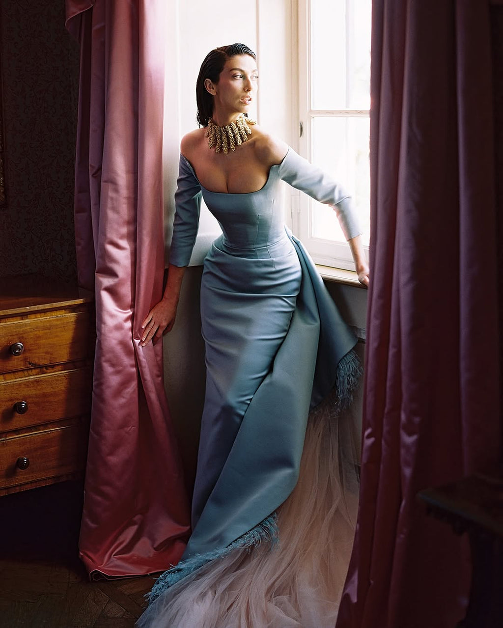 Indulge in pure elegance with the Jayne Gown. This striking piece features full-length sleeves and a delicate side train, adorned with luxurious feathers. Flawlessly tailored to accentuate your curves, this striking prom dress is an exquisite choice for any special occasion. Elevate your style to new heights with the Jayne Gown.