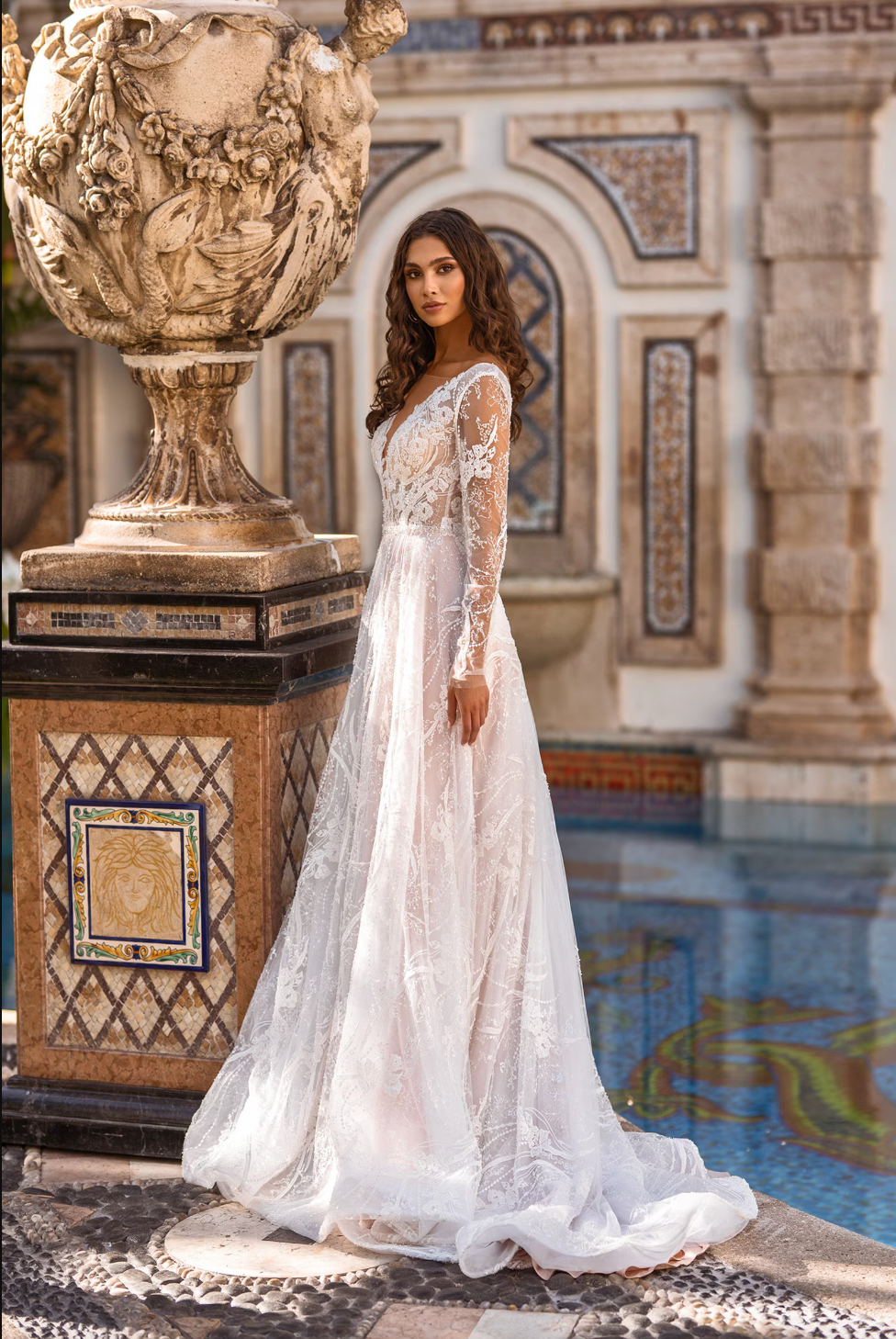 Be fearless on your special day with Robe Daisy! This stunning ivory gown features delicate lace and a show-stopping train, making you the standout bride. Shine in this long sleeve, a-line wedding dress and make a statement in every step!