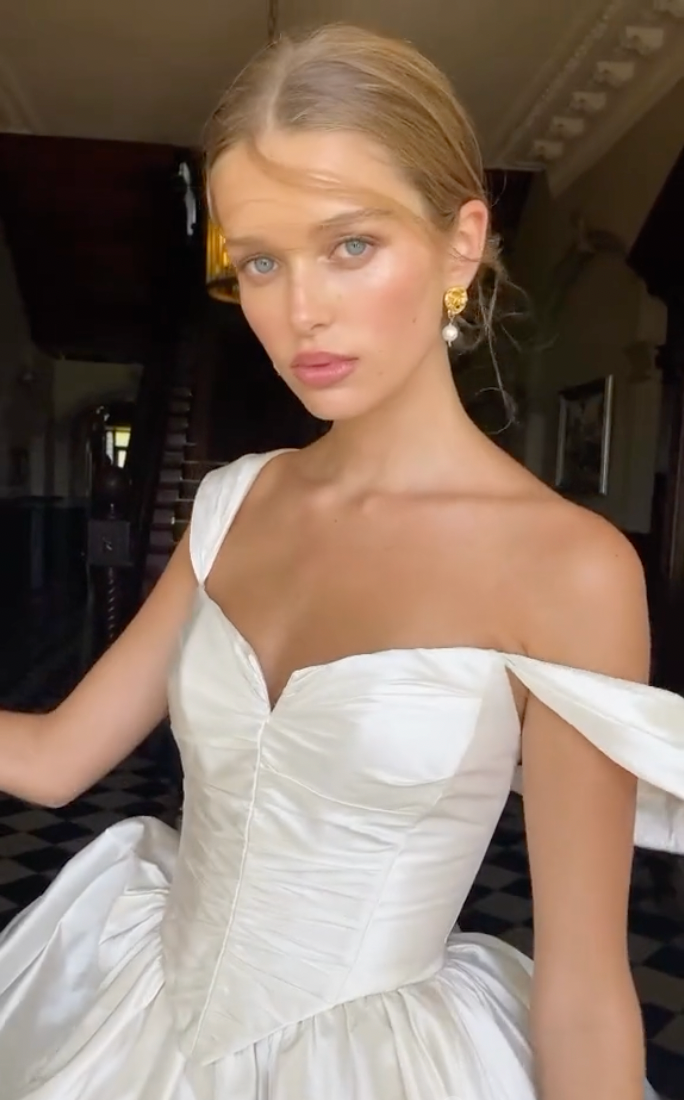 The Robe Camile is the perfect wedding dress for any bride-to-be. With its backless design and corset top, this gown will accentuate your figure and make you feel confident on your special day. Made for elegance and comfort, the dress is ideal for evening parties and formal events.