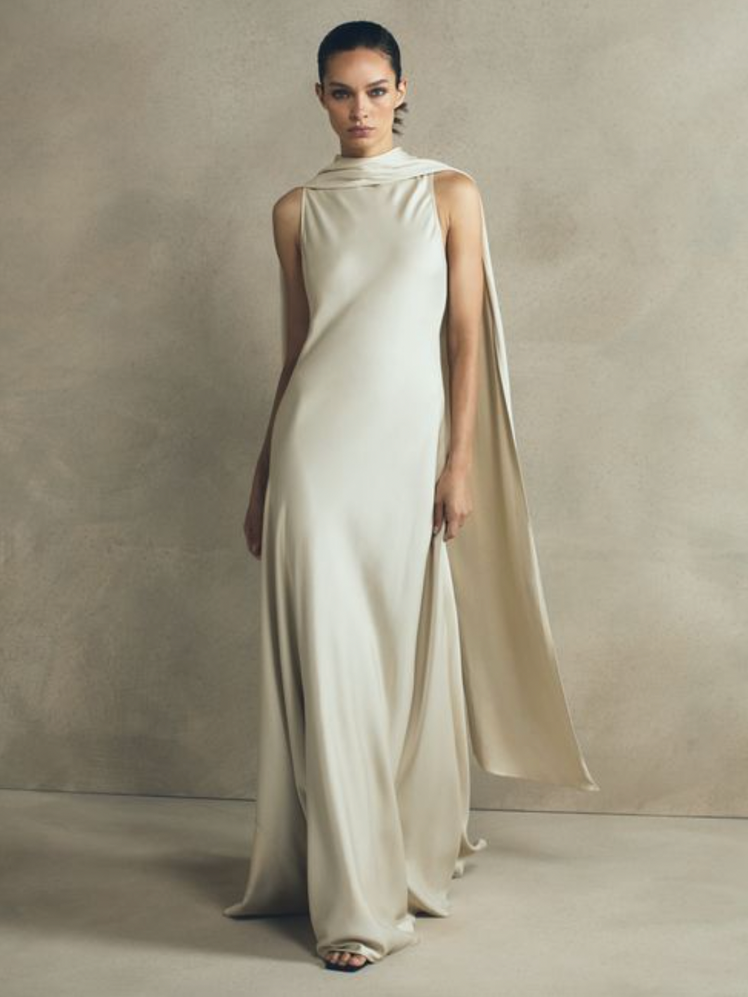 The Keira Dress symbolizes a new era, showcasing a modern and stylish update. The updated cage and midsole provide enhanced fit and stability, while the outsole offers improved grip for intense training. With an ivory color option, this dress combines durability and fashion in one.