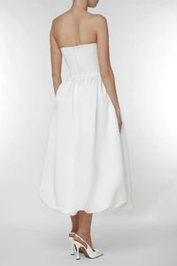 Upgrade your style with the versatile and feminine Maddison Dress. From the ceremony to the after-party, this strapless design effortlessly adapts to your desired look. Elevate your wedding attire with the perfect choice: the Eva Dress, your go-to for both beauty and functionality.