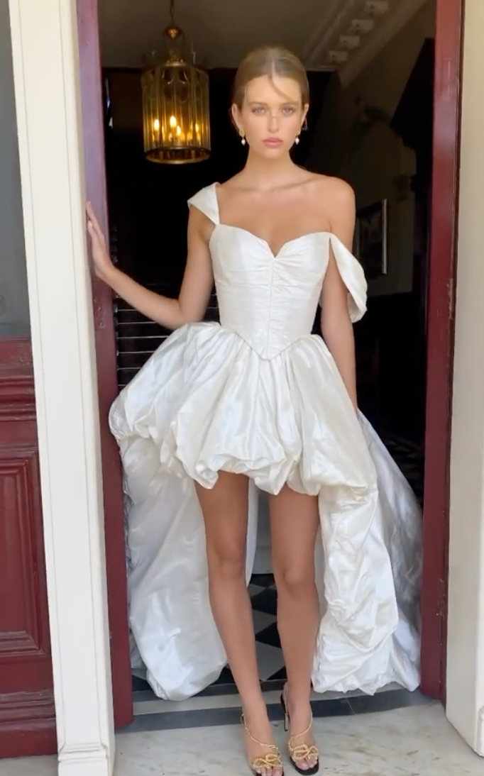 The Robe Camile is the perfect wedding dress for any bride-to-be. With its backless design and corset top, this gown will accentuate your figure and make you feel confident on your special day. Made for elegance and comfort, the dress is ideal for evening parties and formal events.