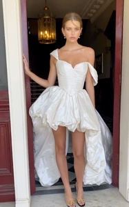 The Robe Camile is the perfect wedding dress for any bride-to-be. With its backless design and corset top, this gown will accentuate your figure and make you feel confident on your special day. Made for elegance and comfort, the dress is ideal for evening parties and formal events.