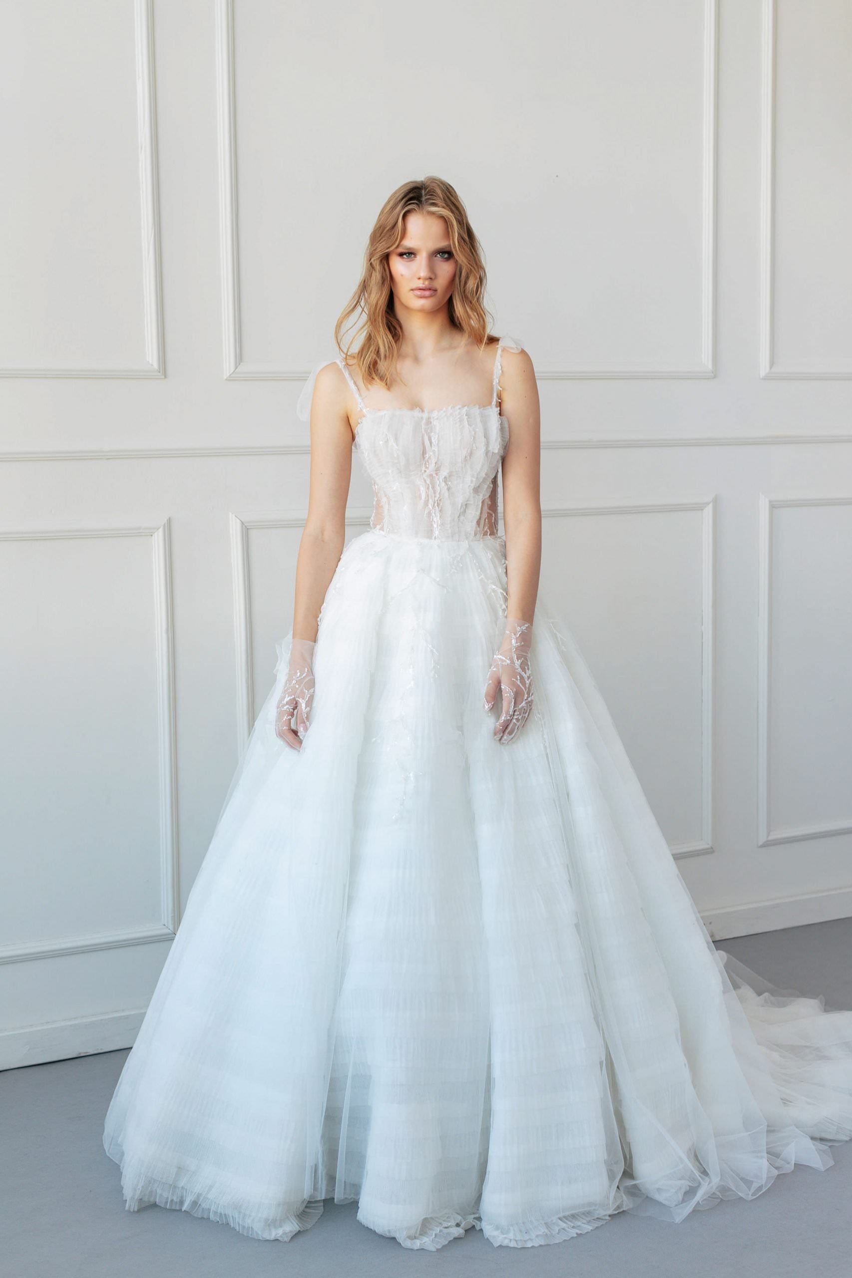 This luxurious Robe Constance is a sophisticated bridal gown. Crafted with exquisite white lace details and a soft-touch fabric, it is designed to be timelessly elegant and classy.