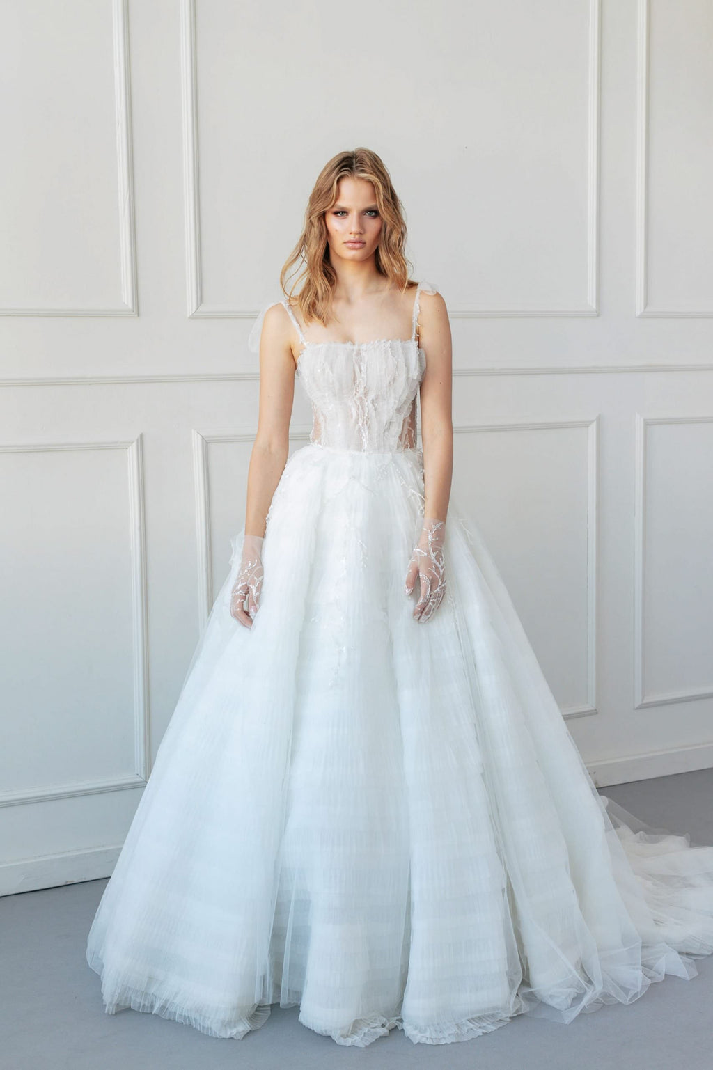 This luxurious Robe Constance is a sophisticated bridal gown. Crafted with exquisite white lace details and a soft-touch fabric, it is designed to be timelessly elegant and classy.