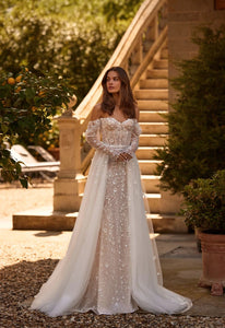 The Willow Dress is a stunning choice for your special day. The mermaid silhouette highlights the curves of the body, and the semi-transparent corset with lace and embroidered sequins adds a touch of elegance. With a heart-shaped neckline and delicate milky shine, this dress will make you feel both seductive and beautiful on your special day.