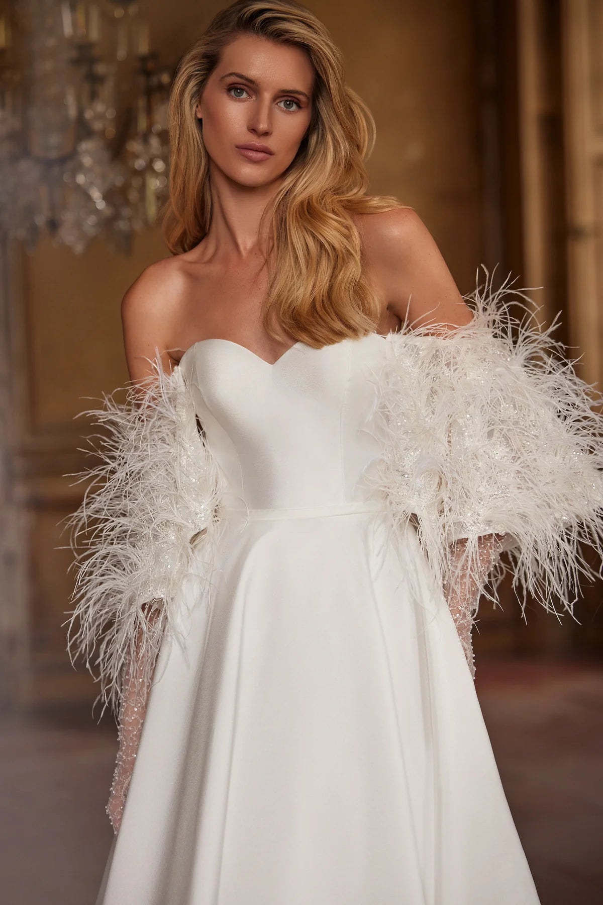 Elegant and timeless, the Ivory Mikado Robe Trudy is perfect for your special day. The structured corset, complete with a sweetheart neckline and internal lacing, ensures a flattering and secure fit. The flared skirt with pockets adds a modern touch to this classic wedding dress.