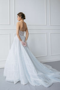 Robe Danelle bridal gown is a stunning sight to behold - with impressive princess design, shiny flower lace and extra long gloves. Make a bold statement on your special day!