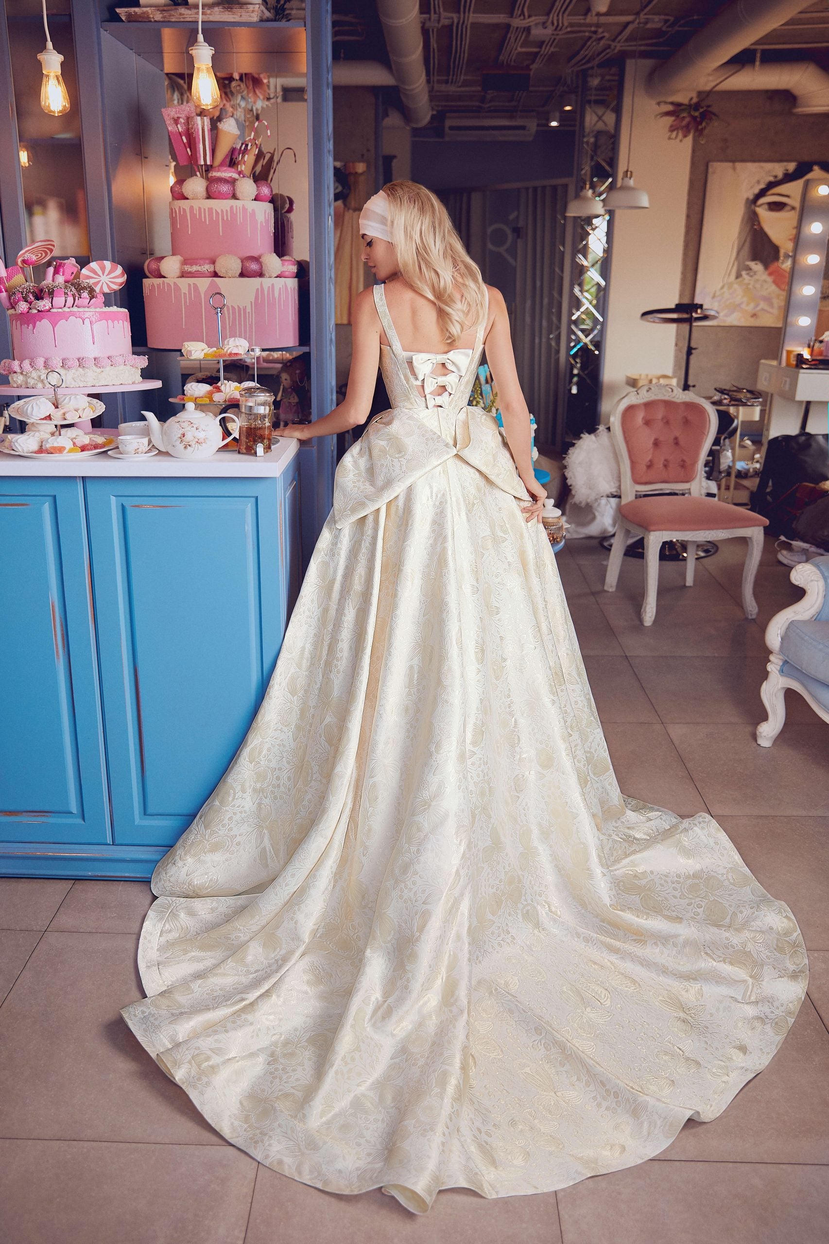 Look like a queen on your big day with Samantha Gown! This gorgeous wedding gown is fit for a princess, featuring fancy white details for a timelessly elegant look. Be the belle of the ball in this one-of-a-kind beauty - you'll give 'happily ever after' a whole new meaning!