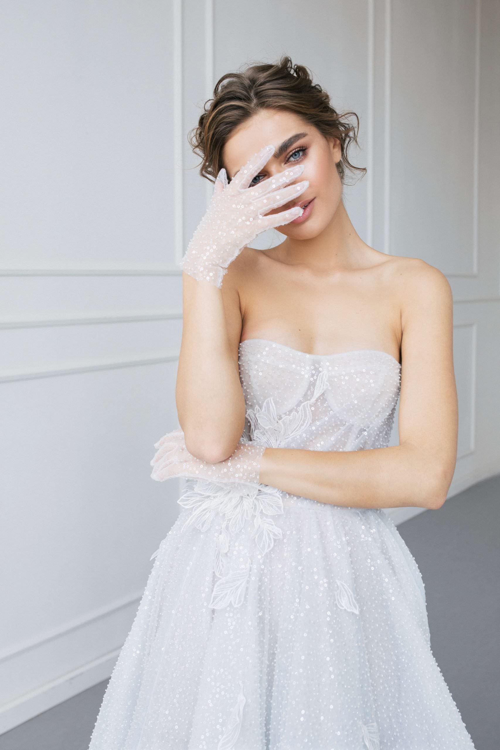 Robe Danelle bridal gown is a stunning sight to behold - with impressive princess design, shiny flower lace and extra long gloves. Make a bold statement on your special day!