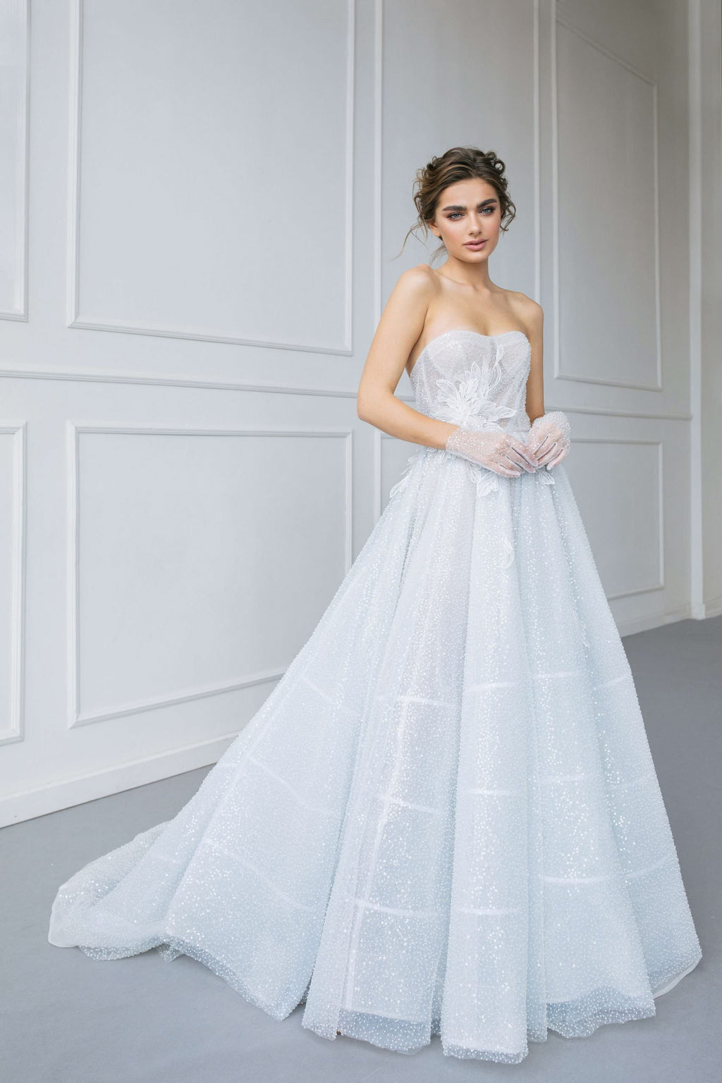 Robe Danelle bridal gown is a stunning sight to behold - with impressive princess design, shiny flower lace and extra long gloves. Make a bold statement on your special day!