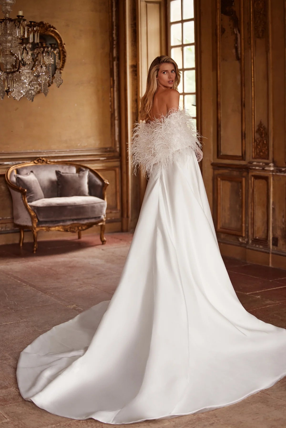 Elegant and timeless, the Ivory Mikado Robe Trudy is perfect for your special day. The structured corset, complete with a sweetheart neckline and internal lacing, ensures a flattering and secure fit. The flared skirt with pockets adds a modern touch to this classic wedding dress.