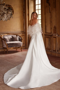 Elegant and timeless, the Ivory Mikado Robe Trudy is perfect for your special day. The structured corset, complete with a sweetheart neckline and internal lacing, ensures a flattering and secure fit. The flared skirt with pockets adds a modern touch to this classic wedding dress.