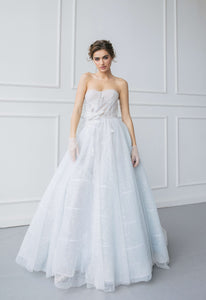 Robe Danelle bridal gown is a stunning sight to behold - with impressive princess design, shiny flower lace and extra long gloves. Make a bold statement on your special day!