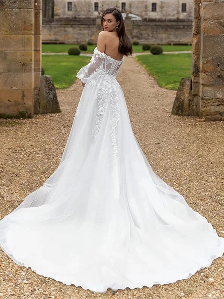The Robe Capriana features a beautiful combination of cap sleeves and strapless design, creating a stunning wedding dress. Intricate appliques adorn the organza material, with a long court train and a backless silhouette adding elegance and charm. Perfect for a stylish and modern bride.