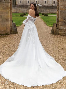 The Robe Capriana features a beautiful combination of cap sleeves and strapless design, creating a stunning wedding dress. Intricate appliques adorn the organza material, with a long court train and a backless silhouette adding elegance and charm. Perfect for a stylish and modern bride.