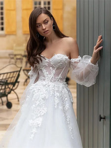 The Robe Capriana features a beautiful combination of cap sleeves and strapless design, creating a stunning wedding dress. Intricate appliques adorn the organza material, with a long court train and a backless silhouette adding elegance and charm. Perfect for a stylish and modern bride.