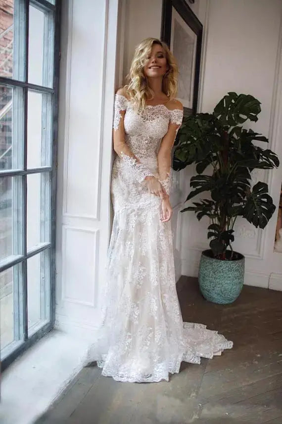 Robe Michelle is a luxurious wedding dress that exudes luxury and style. Crafted from delicate lace and with a removable train, this off-shoulder gown is designed to make you feel sophisticated and beautiful. 