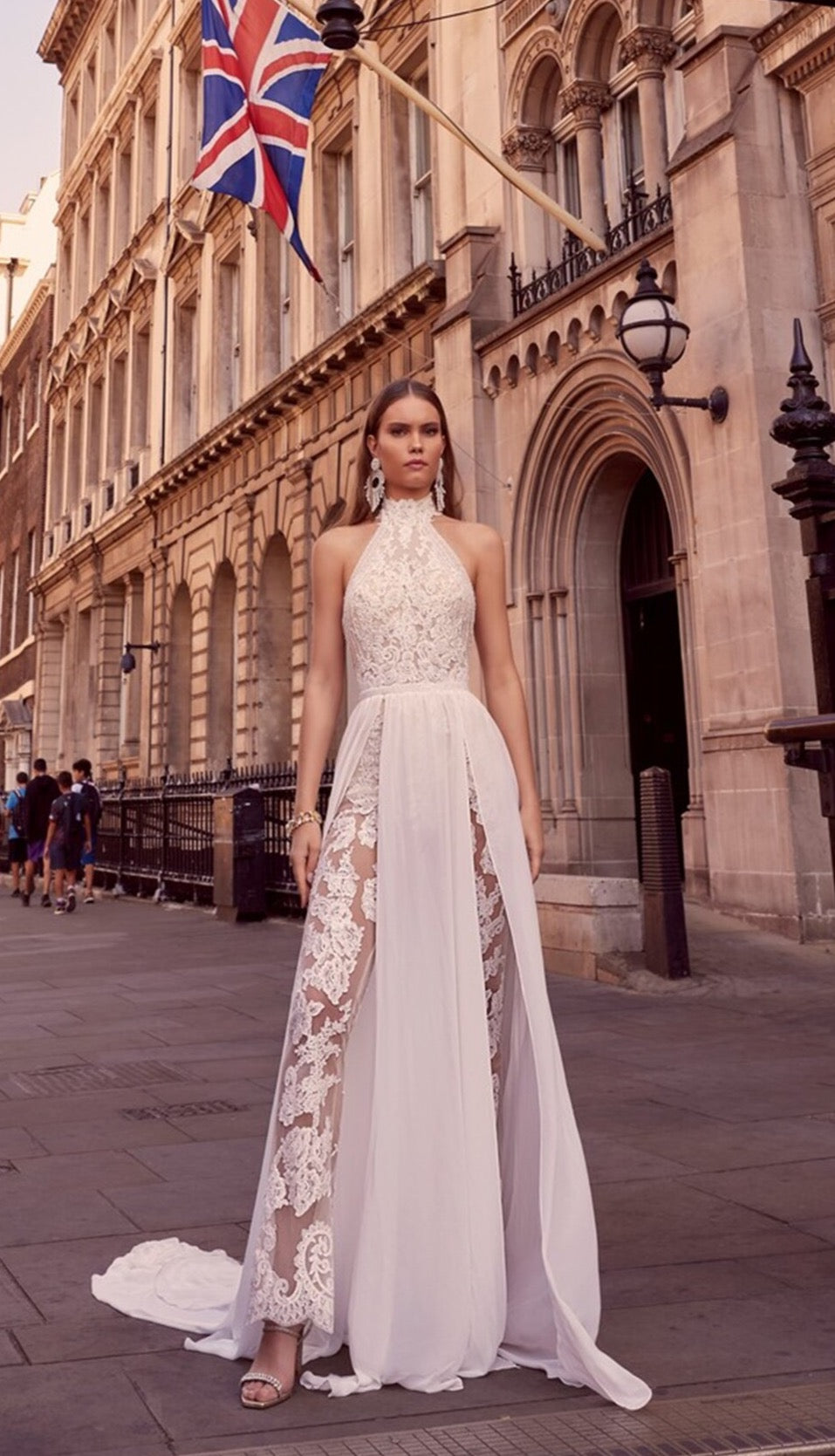 Look stunning on your special day with the Combinaison&nbsp;Rosalie. This gorgeous bridal jumpsuit&nbsp;features a halter high neckline and lace V neckline for a beautiful, striking look. The perfect blend of elegance and comfort, the Combinaison Rosalie will make you look and feel beautiful on your special day.