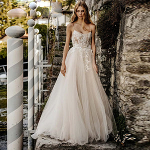 The Robe Aria is the perfect dress for bohemian brides. With a sexy sleeveless design and A-line silhouette, it features a side split and princess accents. Made for the free-spirited bride, this dress combines elegance and comfort for a truly enchanting wedding day.