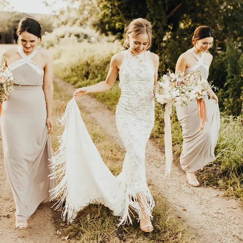 Unleash your inner bride in our Robe Tali - the perfect combination of elegance and rustic charm. Featuring a fringed sheath lace design, this custom-made wedding dress is sure to turn heads. The deep v-neck and halter style add a touch of romance, while the fitted silhouette flatters all sizes. Say "I do" in style with our Robe Tali.