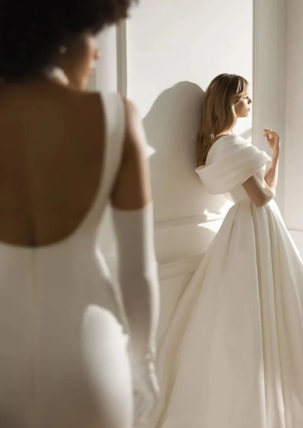 Introducing the Robe Elia - the perfect addition to your special day! This wedding dress features an elegant sweetheart neckline, delicate bow accents, and a romantic off the shoulder design. The A-line silhouette flatters every figure, while the ruched bodice adds a touch of sophistication.