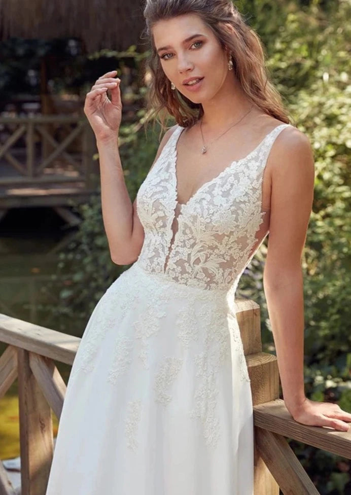 The Robe Josefina is the perfect addition to your bohemian wardrobe. Its sexy off shoulder design is complemented by delicate lace appliques, creating a stunning look that is perfect for beach weddings and summer events. Made with lightweight material, this dress is both comfortable and stylish, making it a must-have for any fashion-forward individual.