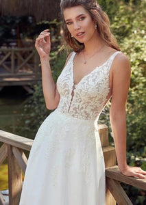The Robe Josefina is the perfect addition to your bohemian wardrobe. Its sexy off shoulder design is complemented by delicate lace appliques, creating a stunning look that is perfect for beach weddings and summer events. Made with lightweight material, this dress is both comfortable and stylish, making it a must-have for any fashion-forward individual.